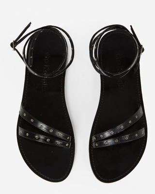 Sandales plates &agrave; oeillets en cuir noires