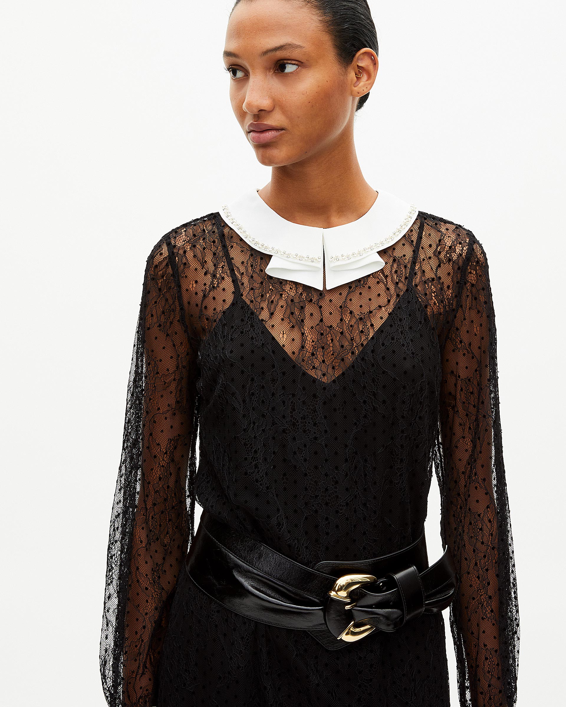 Robe courte en dentelle plumetis et strass noire