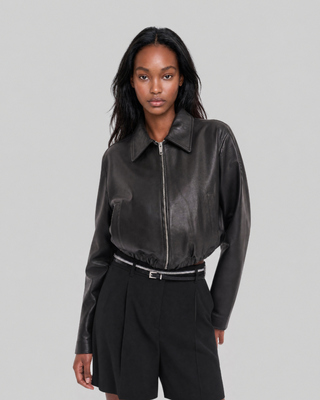Schwarze Lederjacke mit Rei&szlig;verschluss