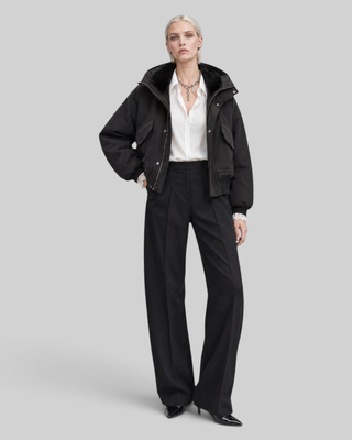 Schwarze Jacke mit Rei&szlig;verschluss und Kunstfellkragen