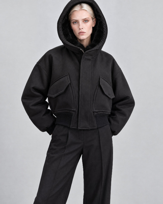 Schwarze Jacke mit Rei&szlig;verschluss und Kunstfellkragen