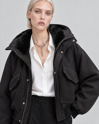 Schwarze Jacke mit Rei&szlig;verschluss und Kunstfellkragen