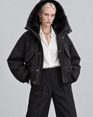 Schwarze Jacke mit Rei&szlig;verschluss und Kunstfellkragen