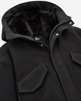 Schwarze Jacke mit Rei&szlig;verschluss und Kunstfellkragen