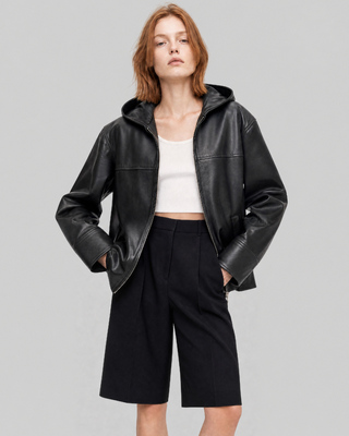 Schwarze Lederjacke mit Kapuze
