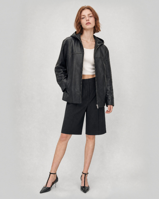 Schwarze Lederjacke mit Kapuze