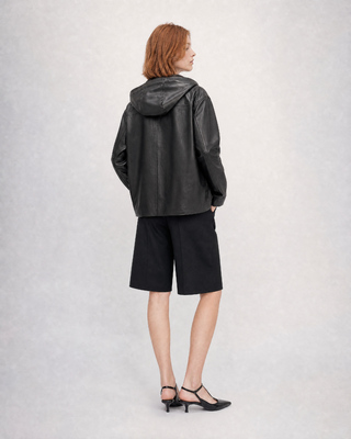 Schwarze Lederjacke mit Kapuze