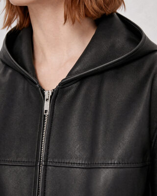 Schwarze Lederjacke mit Kapuze