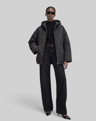 Schwarze Daunenjacke mit Satin-Optik