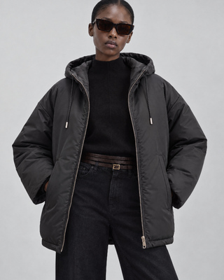 Schwarze Daunenjacke mit Satin-Optik