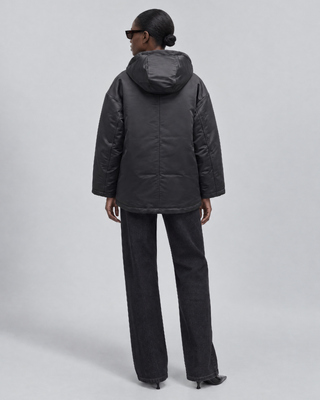 Schwarze Daunenjacke mit Satin-Optik