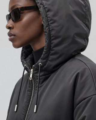 Schwarze Daunenjacke mit Satin-Optik