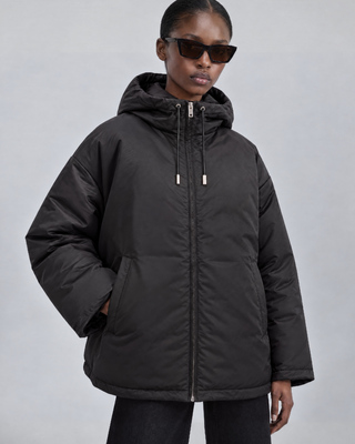 Schwarze Daunenjacke mit Satin-Optik