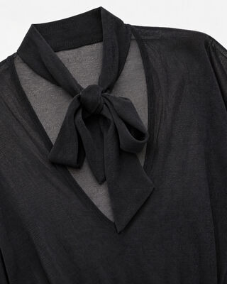 Pullover mit schwarzem Krawattenschal