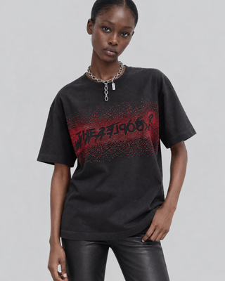 T-Shirt &bdquo;what is&ldquo; mit schwarzen Strasssteinen