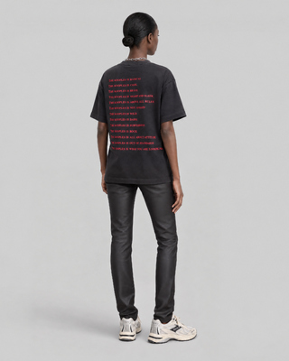 T-Shirt &bdquo;what is&ldquo; mit schwarzen Strasssteinen