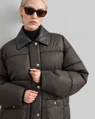 Oversize-Daunenjacke mit braunem Lederkragen