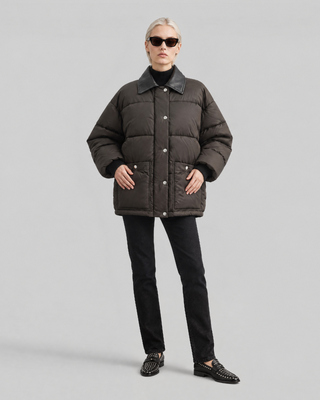 Oversize-Daunenjacke mit braunem Lederkragen
