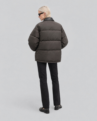 Oversize-Daunenjacke mit braunem Lederkragen