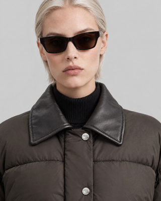 Oversize-Daunenjacke mit braunem Lederkragen