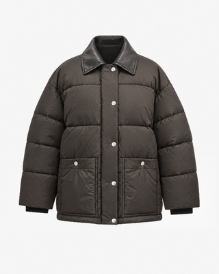 Oversize-Daunenjacke mit braunem Lederkragen
