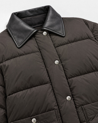 Oversize-Daunenjacke mit braunem Lederkragen