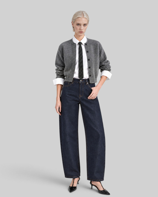 Dunkelblaue Jeans mit weitem Bein