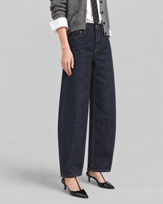 Dunkelblaue Jeans mit weitem Bein