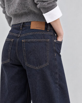 Dunkelblaue Jeans mit weitem Bein