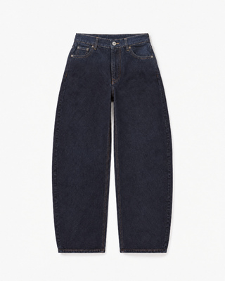 Dunkelblaue Jeans mit weitem Bein