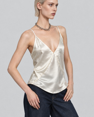 Top mit schmalen Tr&auml;gern aus ecrufarbenem Satin