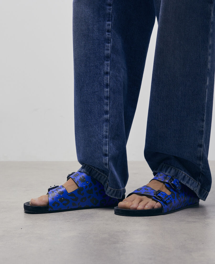 blaue sandalen aus leder mit leopardenmotiv