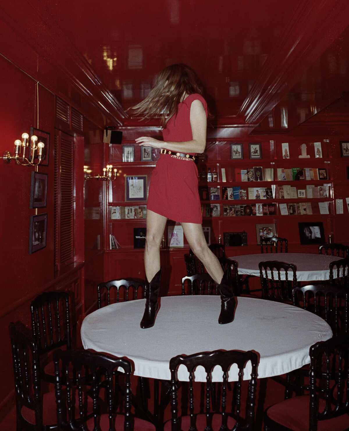 Robe rouge drap e sans manches paulettes et d tail cha ne