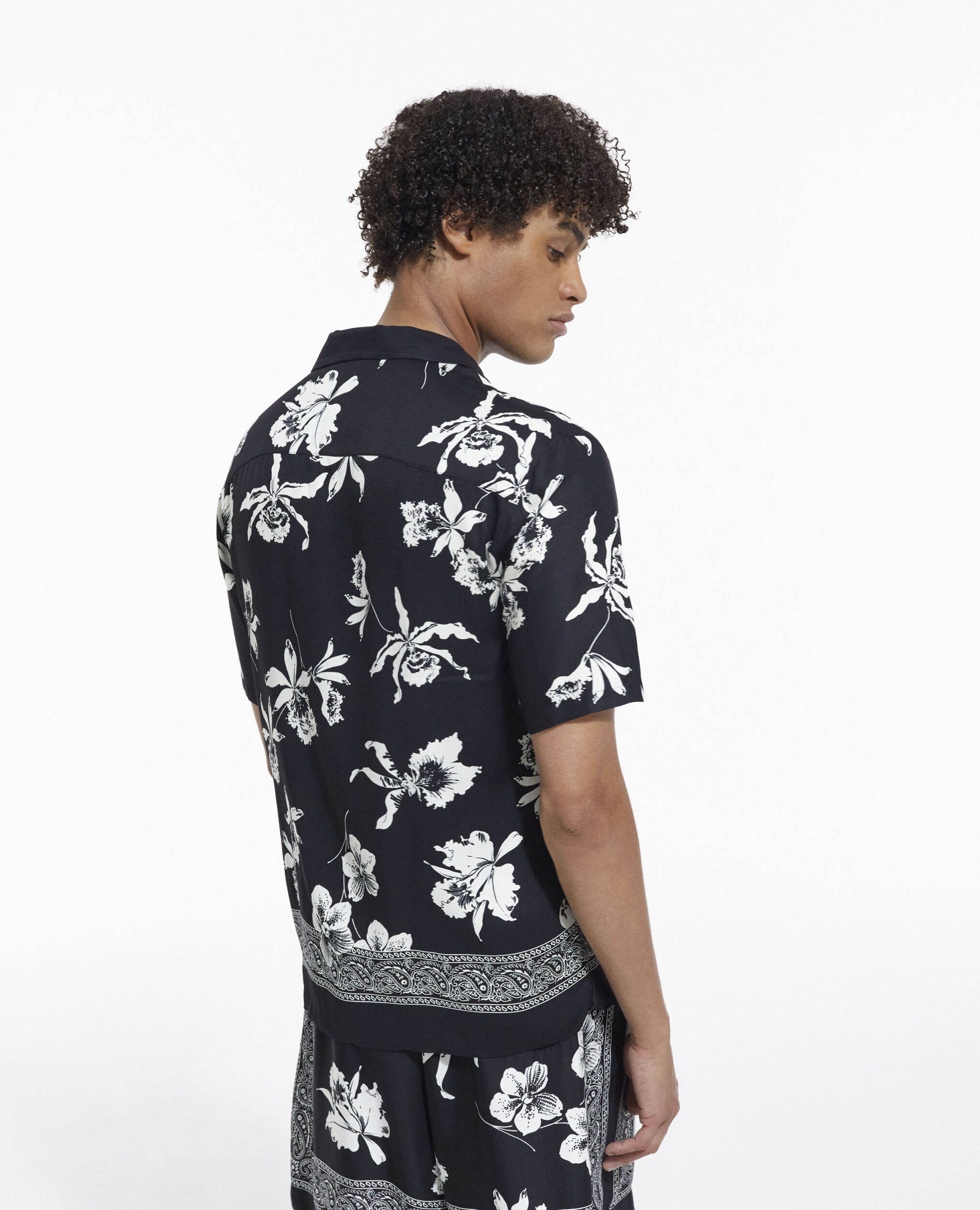 Black shirt white print sales