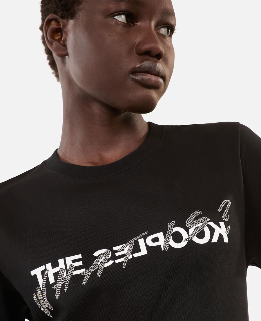 schwarzes t-shirt mit „what is“-strassbesatz