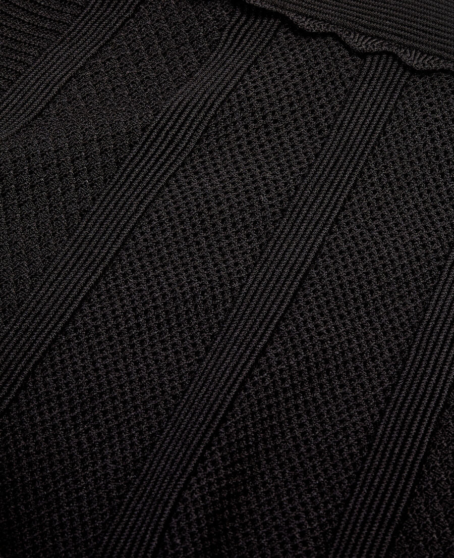 langer, schwarzer strickrock mit ajour-details