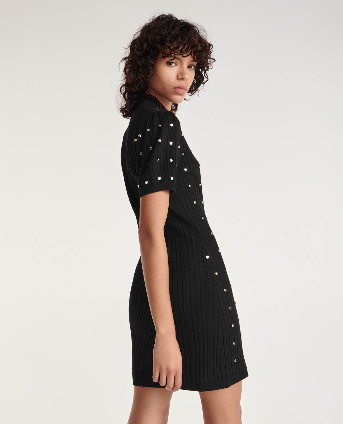Vestido negro best sale tachuelas