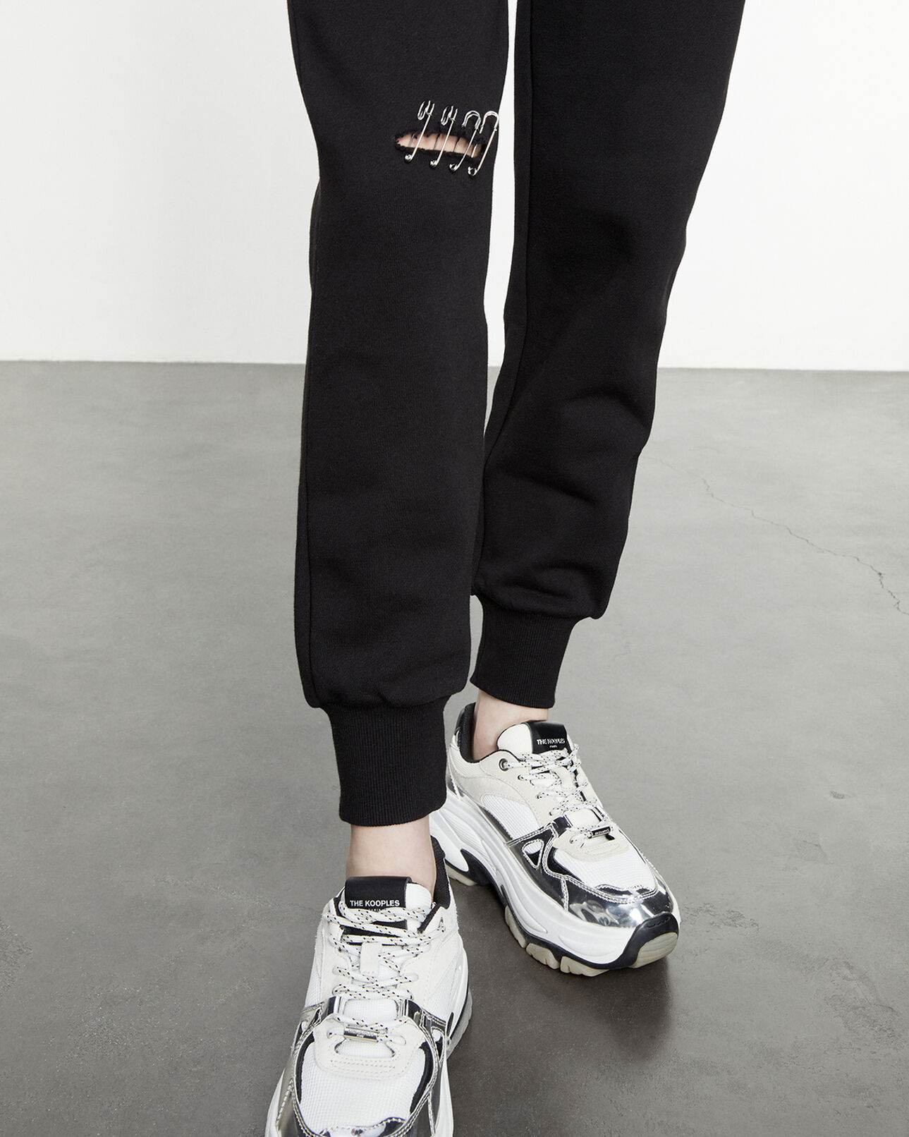 The Kooples FEMME BLACK jogging noir à détails épingles
