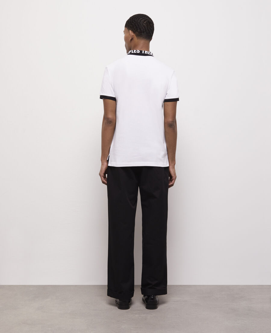 weißes poloshirt mit logo am kragen