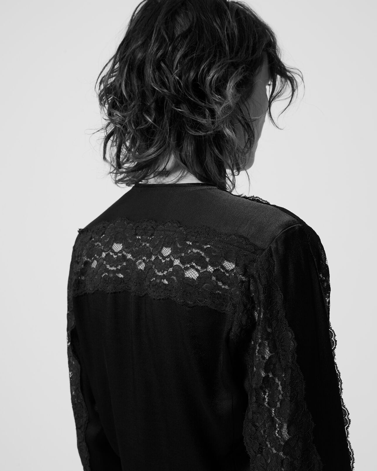 The Kooples MUJER BLACK chaqueta satén negra cremallera encaje