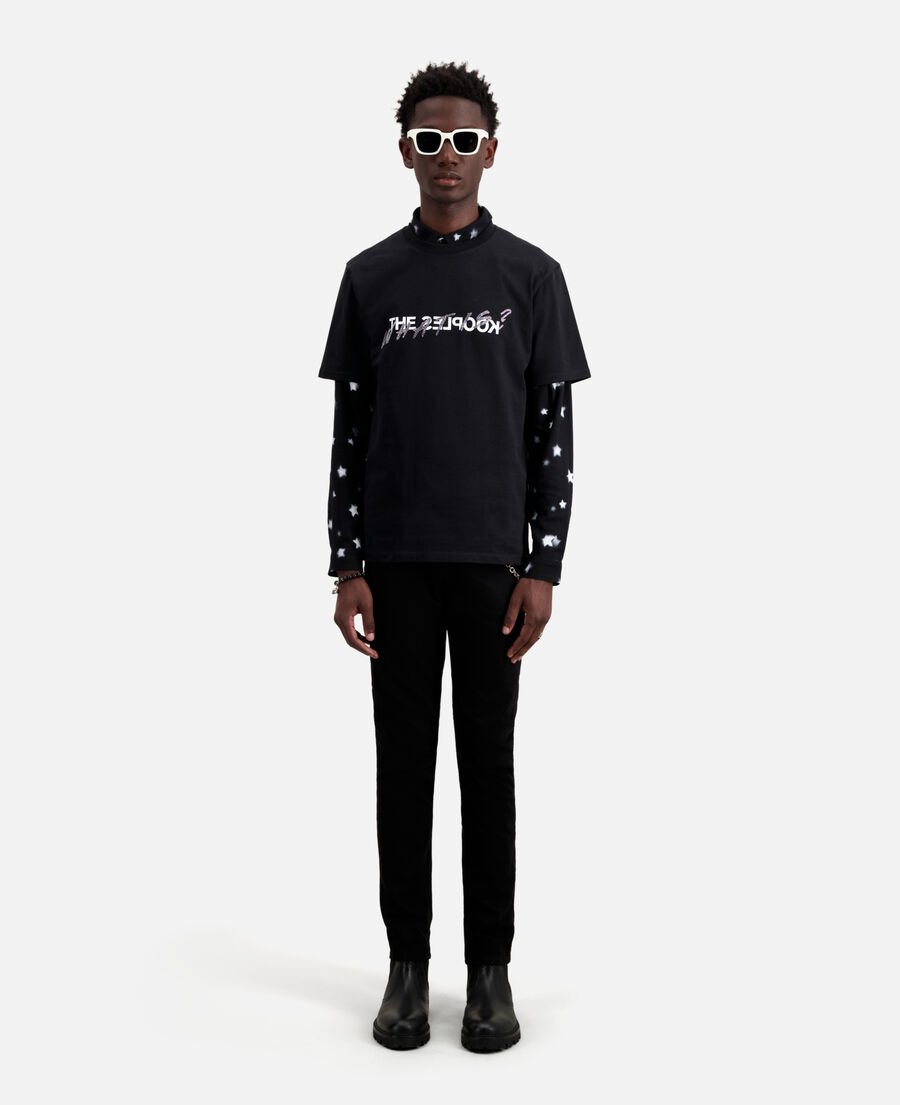 schwarzes t-shirt mit „what is“-strassbesatz