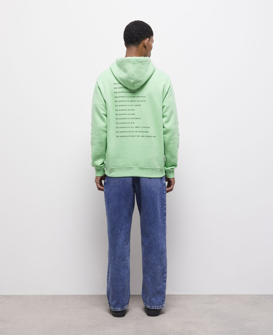 grünes kapuzensweatshirt mit schriftzug