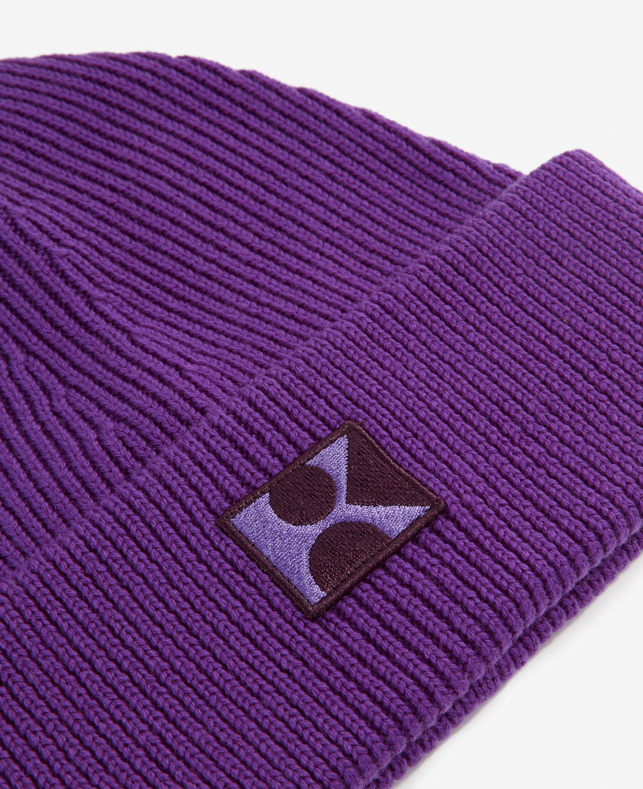 wollmütze violett aufgestickter k-patch