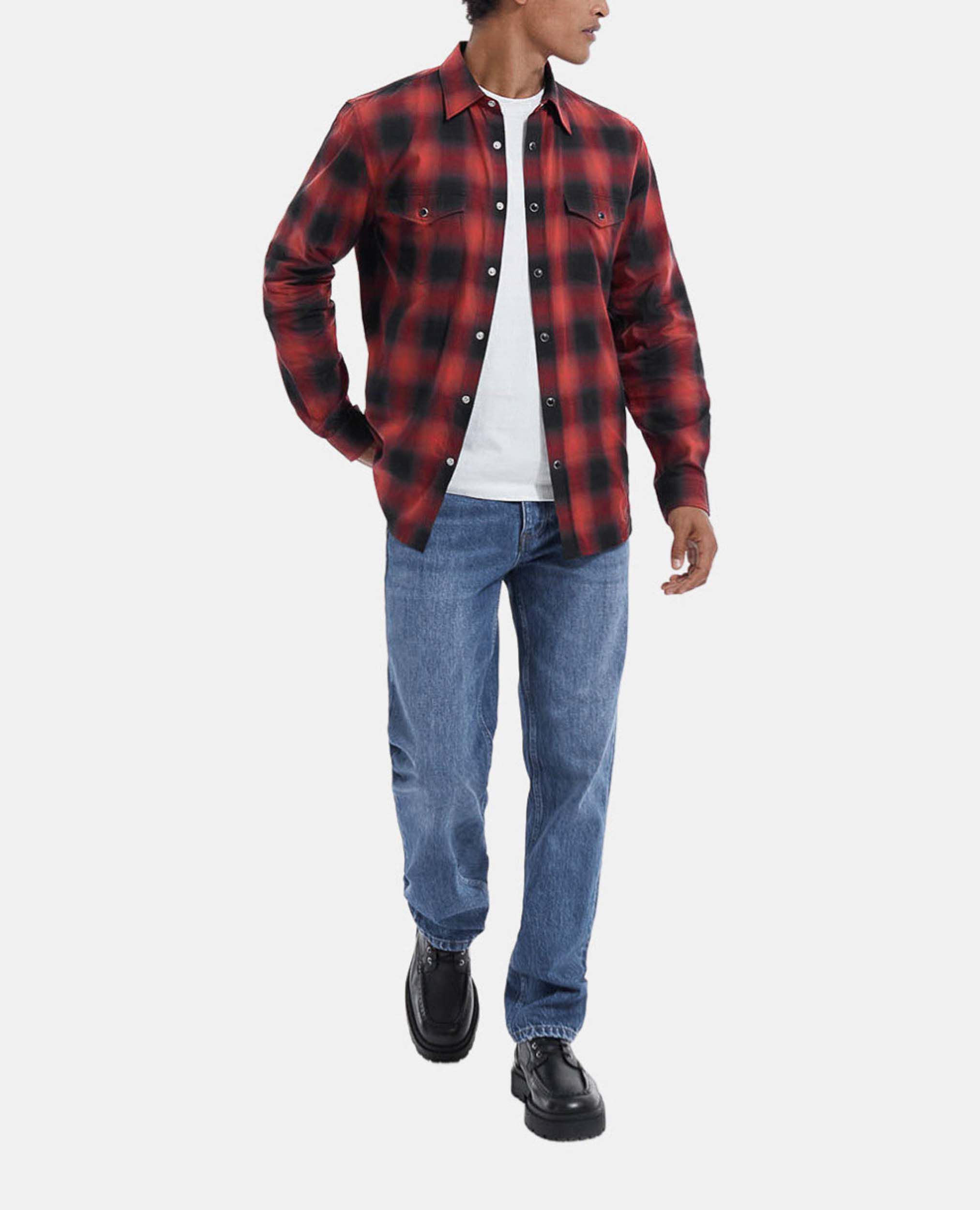 Camisa roja y negra a cuadros sales