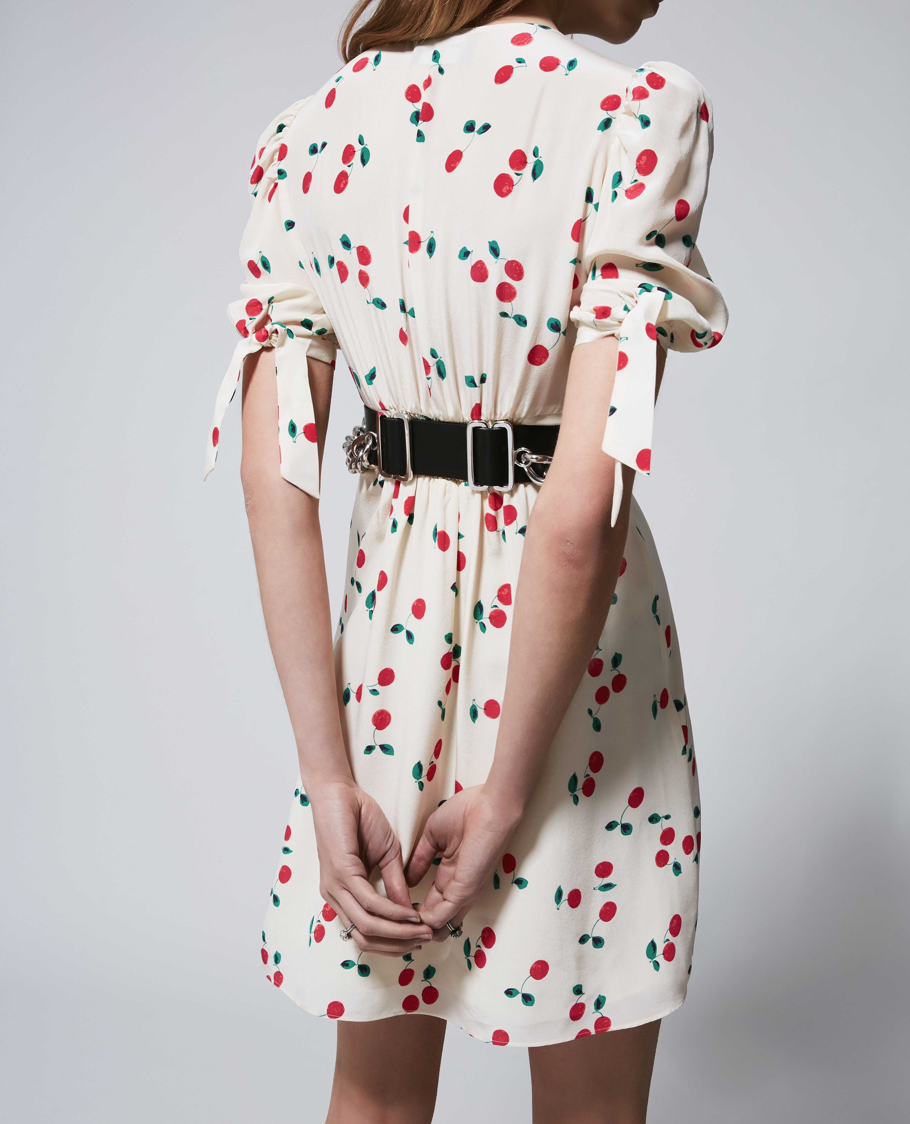 Robe courte ecrue imprime cerises en soie The Kooples