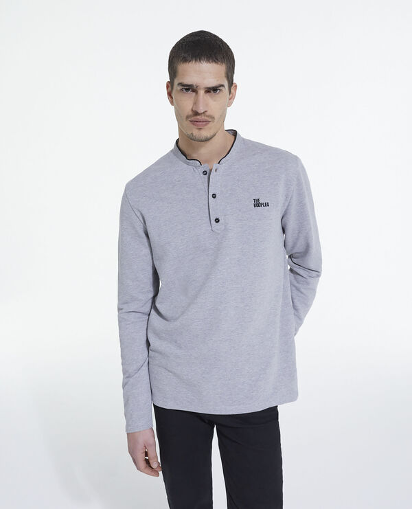 graues poloshirt