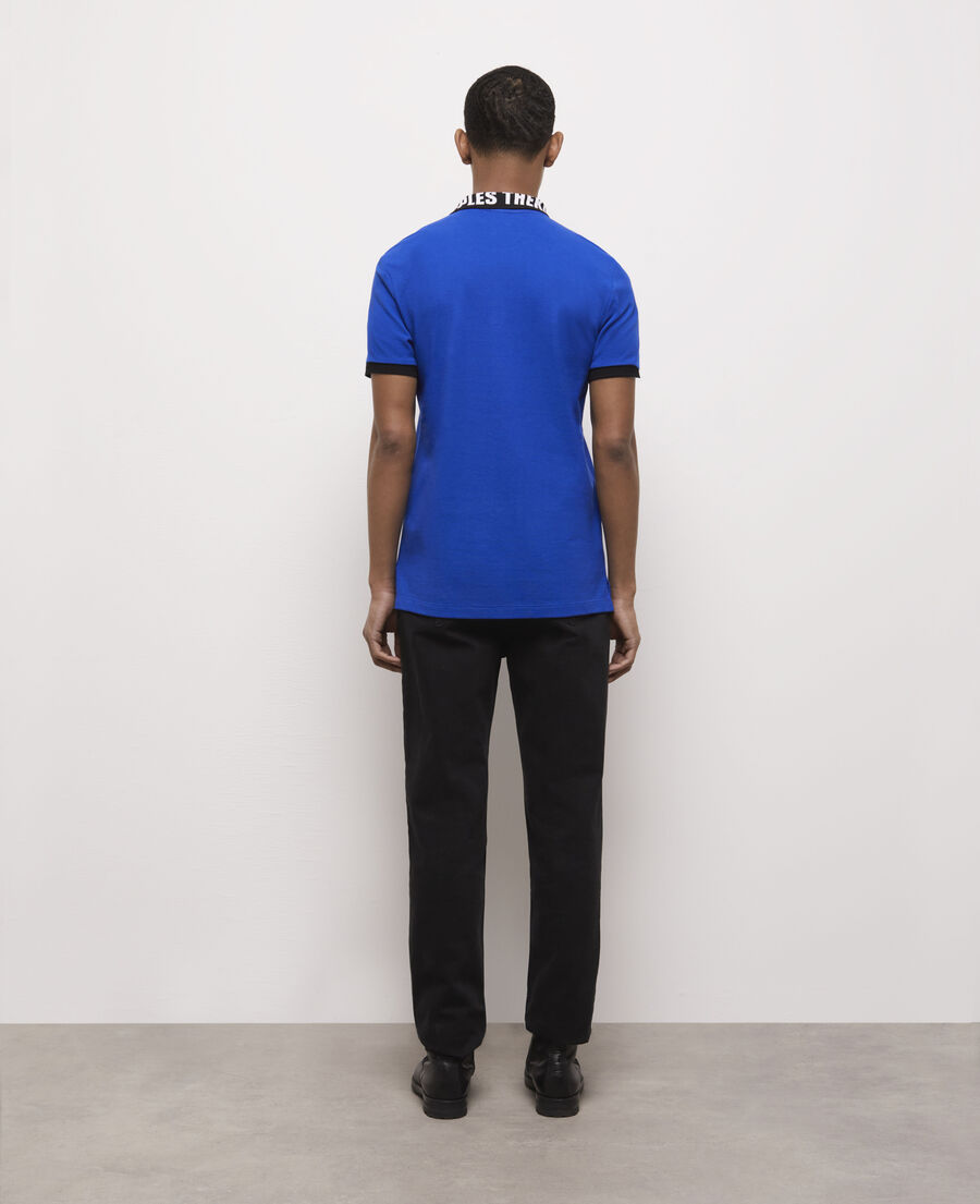 blaues poloshirt