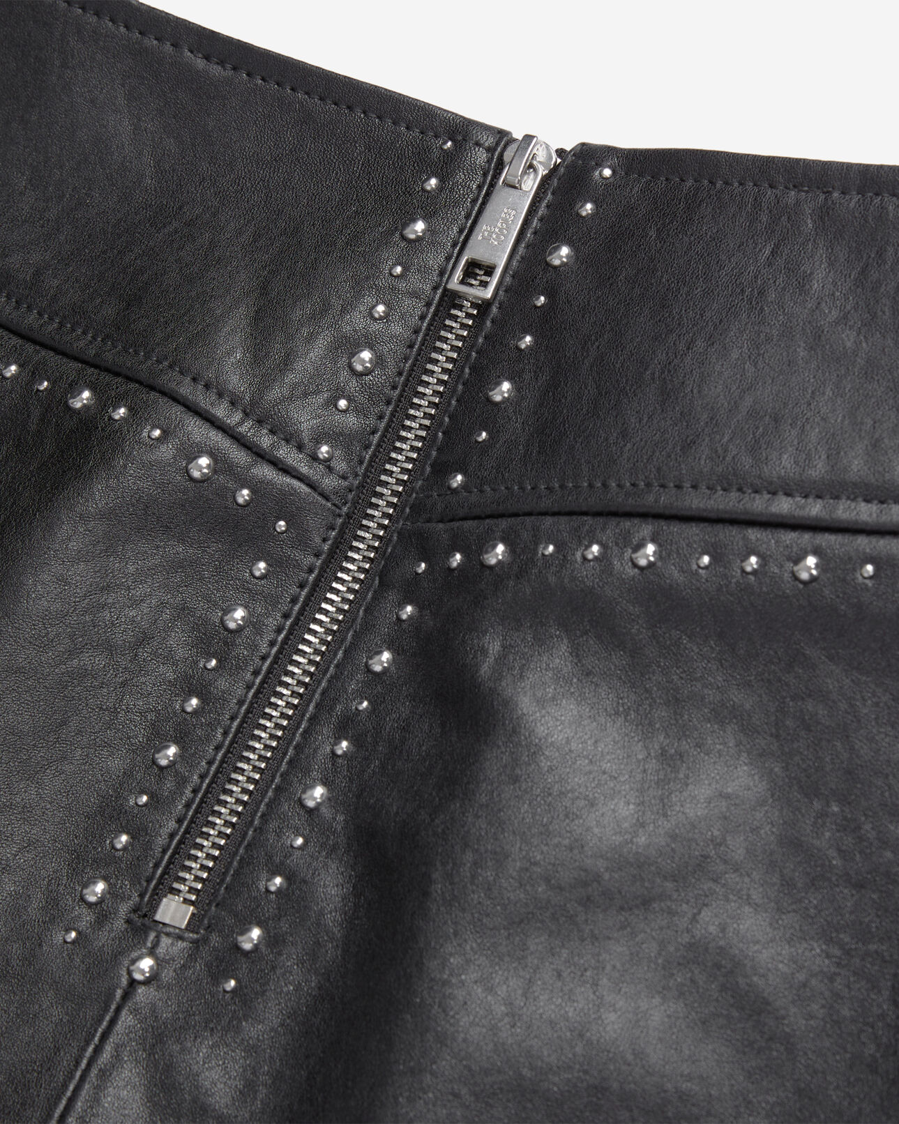 The Kooples FEMME BLACK jupe courte en cuir noir avec clous