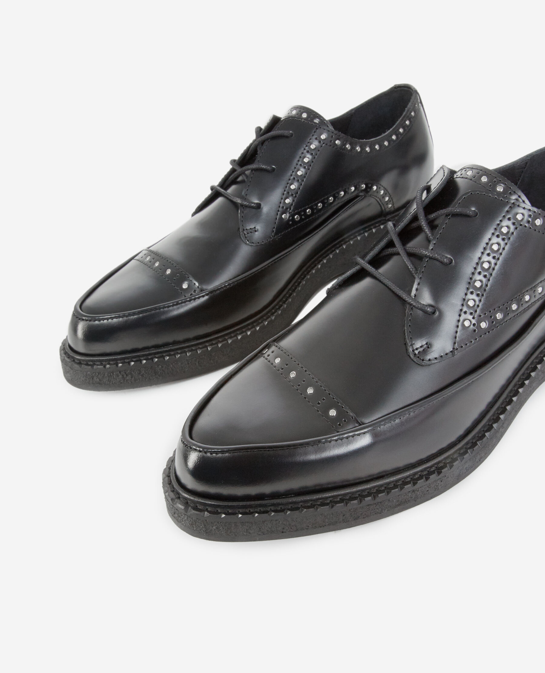 Chaussures noires cuir a detail cloute