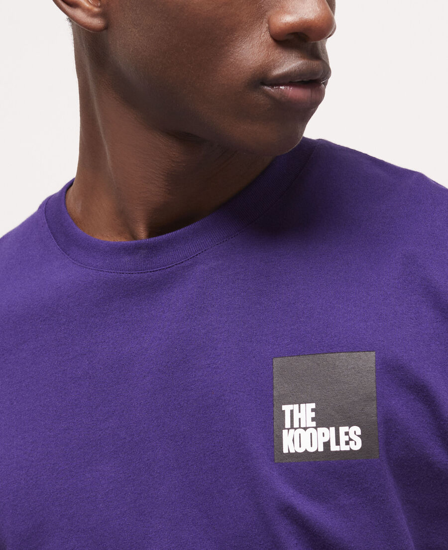 camiseta logotipo violeta para hombre